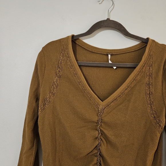 Free People Wear Me Out Thermal Mesh Lace cuff Sleeve Top Olive Leaf Sz L Crop - Picture 3 of 6